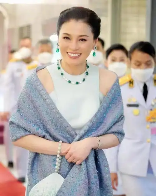 泰国王后苏提达比国王马哈小26岁,在苏提达之前马哈有两任妻子,分别是