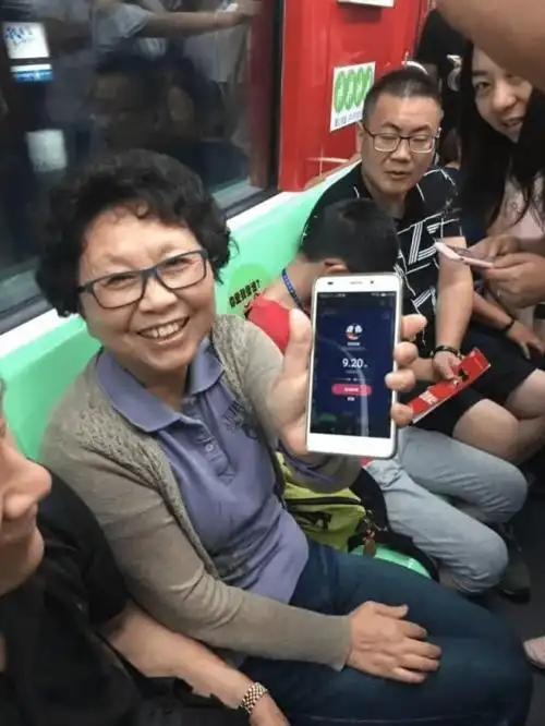 苏州地铁一号线出大事了,他们连老人都不放过!-社会频道-手机搜狐