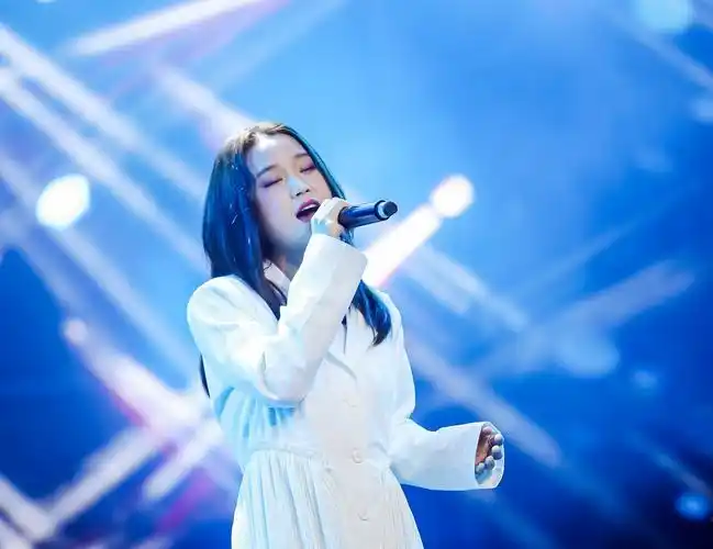 骆蕾慵懒嗓音亮相重庆大剧院拜新年 坚持初心用音乐诉说成长故事|中国