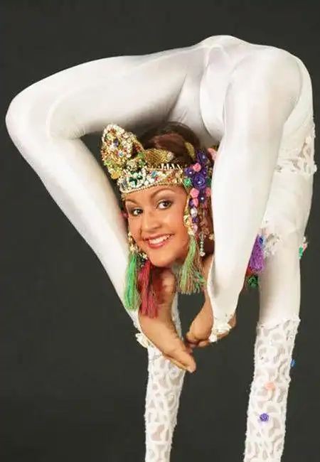 美女宝贝演绎极限柔术 姿势惊人 #萌#