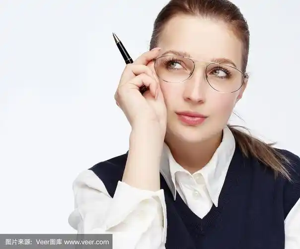 近距离肖像迷人的女人戴眼镜,看侧面.