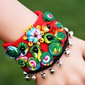 少数民族北川羌族手链编织羌族饰品手工布艺五彩绳风铃铛舞蹈护腕