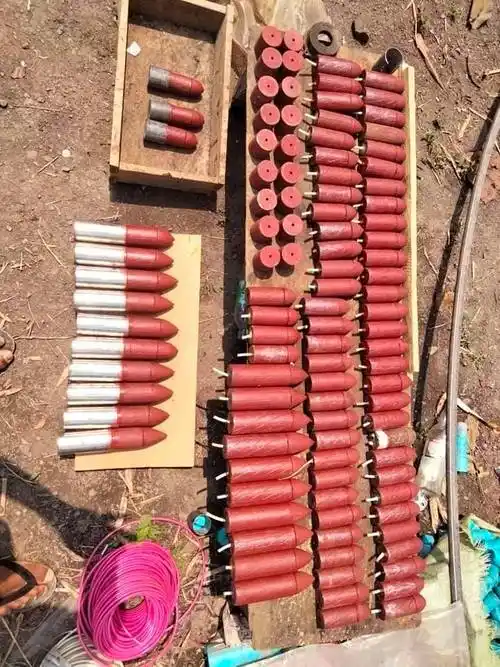 这些手工武器五花八门,包括直瞄火炮和炮弹,榴弹发射器以及火枪等,都