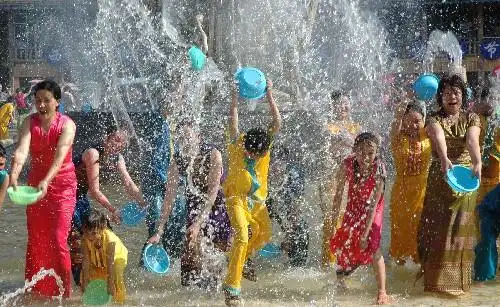 西双版纳"五一"黄金周泼水狂欢