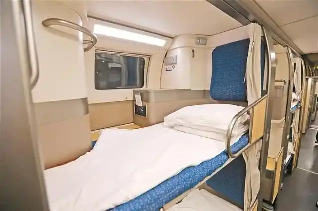 一趟被网友称为"移动宾馆"的纵向卧铺动车——深圳北至北京西的d903
