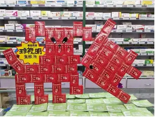 点评:祥龙入目,创意精彩,采用珍视明包装盒创意出一条巨大的"龙"图案