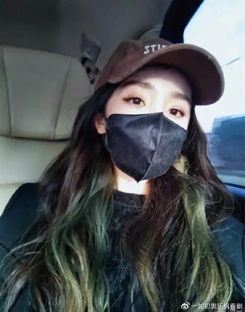 杨幂绿洲晒车内随拍 戴口罩对镜wink可爱满分