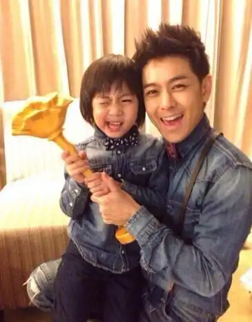 图林志颖儿子近照出炉kimi变身大长腿