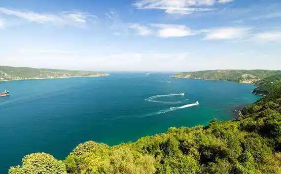 余处被土耳其领土所包围,是黑海与地中海之间的唯一通道,属土耳其海峡