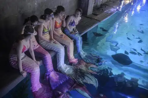 农妇放下锄头化身"美人鱼",表演上万场常被称为小姐姐