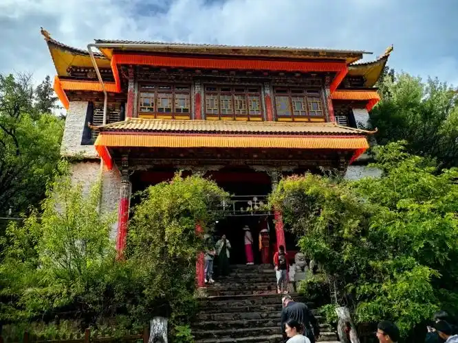 林芝是高原海拔较低的地区,这里环境优美,气候宜人,有随处可见的雪山