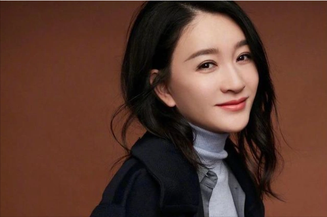 李小冉工作室晒写真照,皮肤白皙着装大胆,锁骨深陷能养鱼