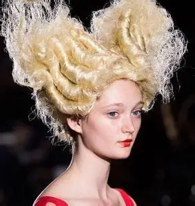 发型师的角色,伴着理发师的音乐为自己画的小朋友们做起了夸张的头发