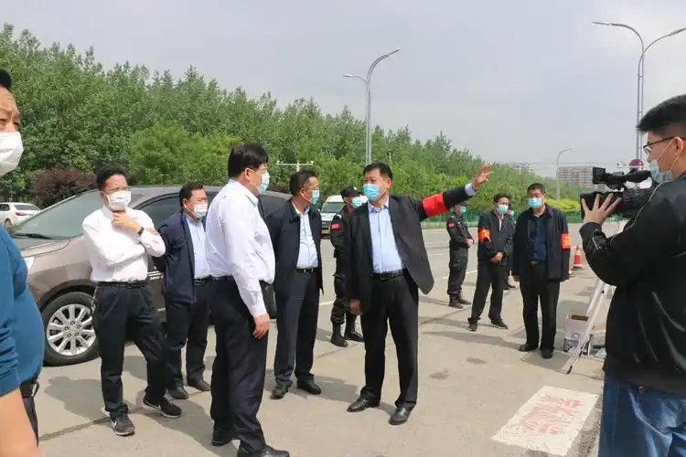 县领导视察三中初三毕业班复学工作