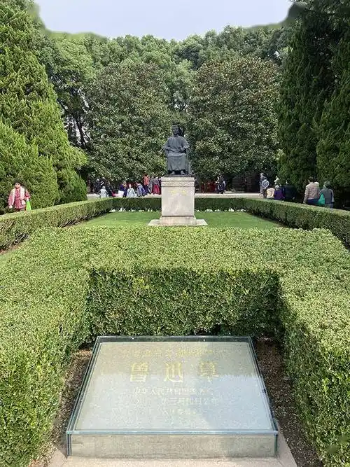 鲁迅逝世85周年他们齐聚墓前追忆大先生