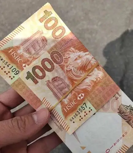 男子来到派出所,扔下10万港币就走了