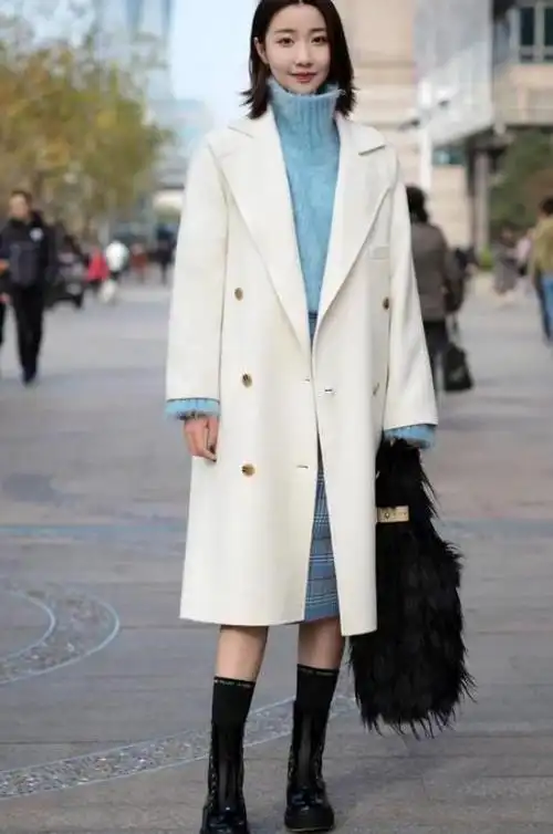 奶白色大衣是比较优雅和温柔的颜色,更推荐搭配长裙,气质立马就不一样