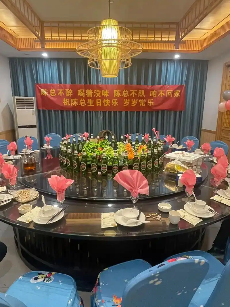 虽然生日年年过 但是今年与众不同 [憨笑]这老妹给正的条幅标语