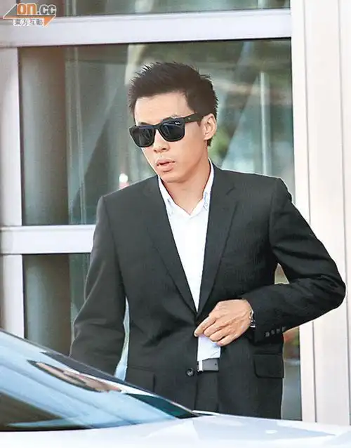 编辑:叶真 霍震寰子女盛装打扮出席 编辑:叶真 霍启仁