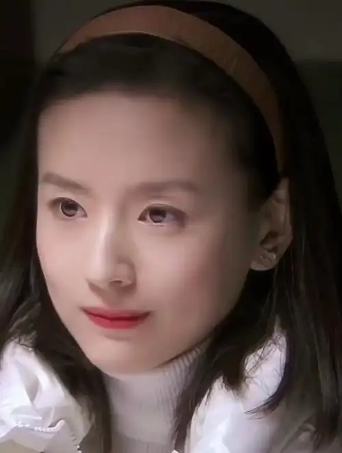 相爱十年里的董洁太美了,怎么会有人穿军大衣都这么好看-度小视