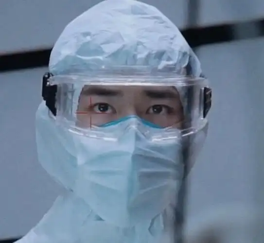 易烊千玺首演医生角色眼神中充满坚定热血谁知素颜状态成焦点