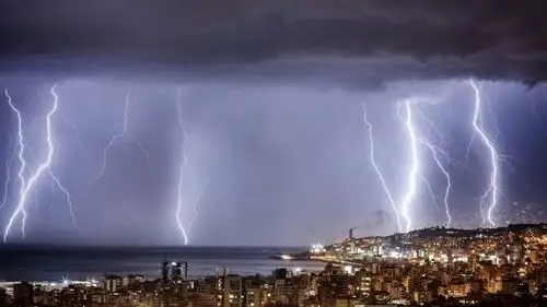 城市夜空闪电图片壁纸(1/8)