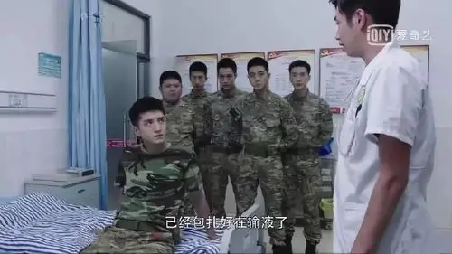 个个身形挺拔,帅气刚毅!哎呀,还真的给我送上了一沓.