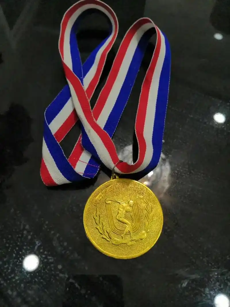 妈妈说:这是我运动会拿的第一个冠军96奖牌05 她一直保留着 - 抖