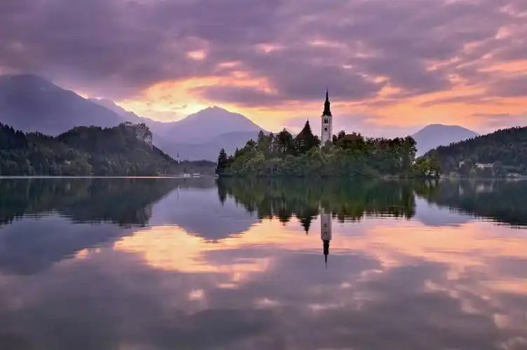 布莱德湖,被誉为斯洛文尼亚最美丽的湖泊也是全国最著名的景点,让这个