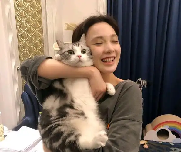 彭小苒晒与猫猫合影,网友我好羡慕那只猫押!