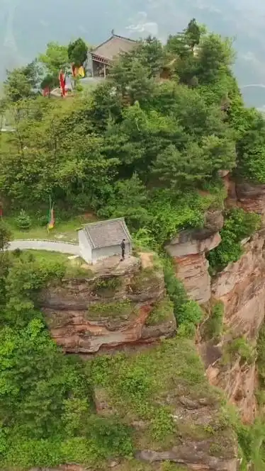 仇池国古城遗址位于甘肃西和县大桥乡南部西汉水和洛峪河交汇处的仇池