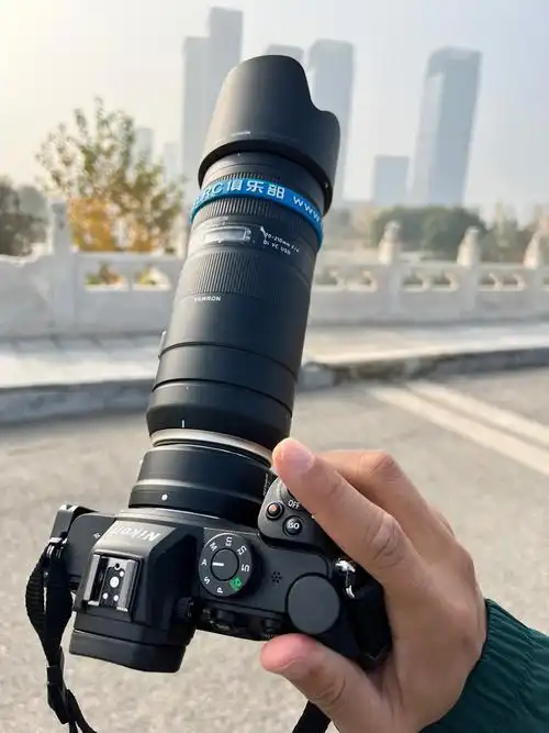 评价君最近刚给腾龙的70-210 f4升级了固件,可以支持转接环了,正好