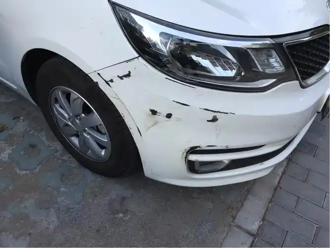 车停在小区被人蹭了各位老铁来看看怎么修