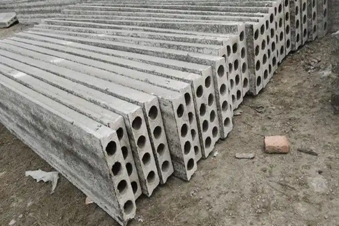 导致楼板脆性断裂,掉落超过了预制板的承载力系二楼楼板临时堆积荷载