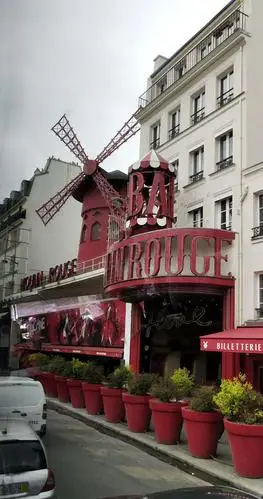 这是著名的巴黎红磨坊夜总会.