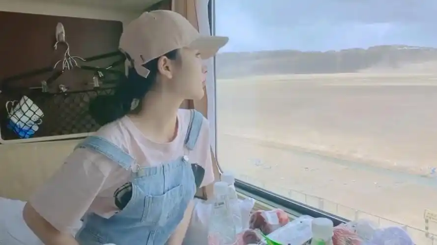 有人说坐车不能靠窗,不然会入神看窗外的风景