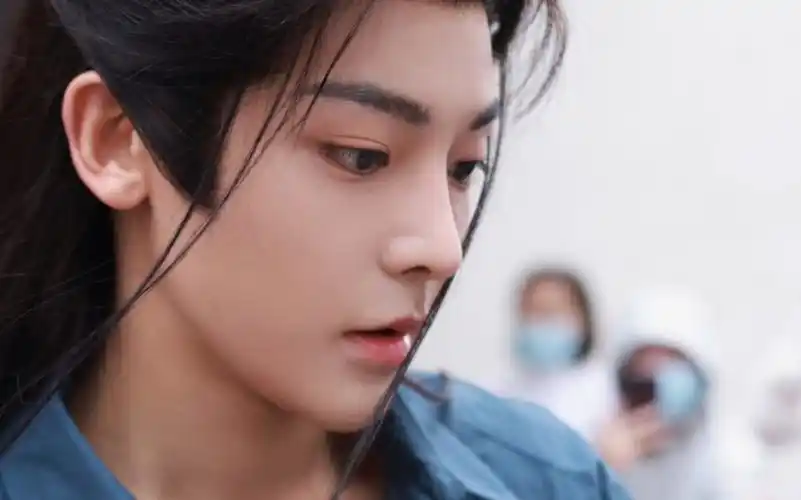 侯明昊百里东君路透|衣服好看多了哎|少年白马醉春风