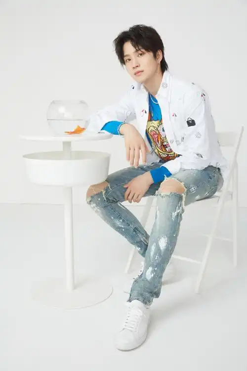 周彦辰清爽帅气写真图片