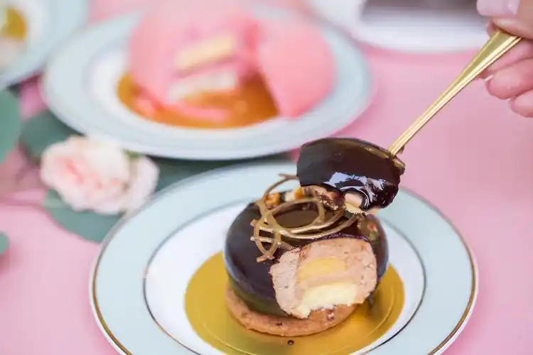 丰满~所以他的创作一般也会用3～4层,他说:传统的法式甜品是多层次的