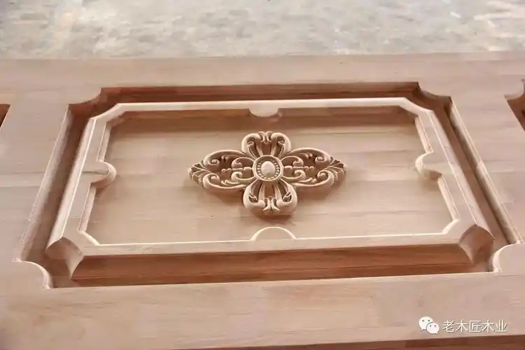 原木雕刻门板百年手工传承