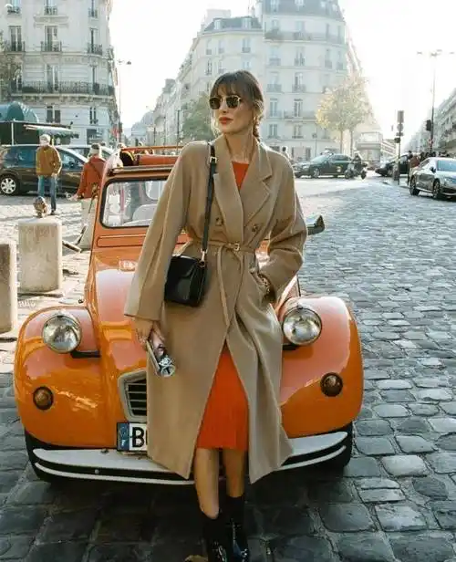 而相比之下,法国女人的穿搭除了拥有坚韧勇敢的自我感,同时也怀抱着
