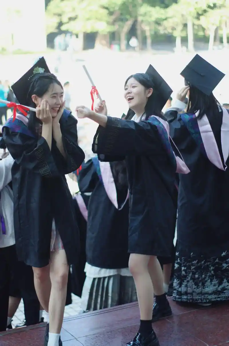 征途漫漫,一路放歌92.图书馆阶梯上,我们在拍毕业照,即将结 - 抖音