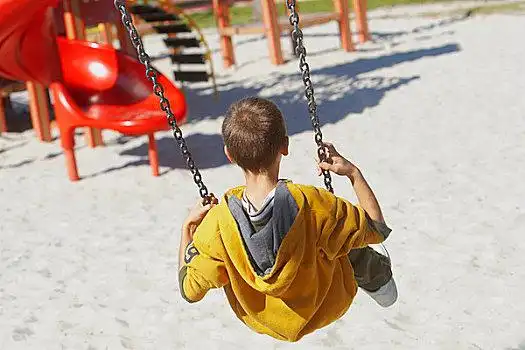 儿童荡秋千图片_儿童荡秋千图片大全_儿童荡秋千图片素材