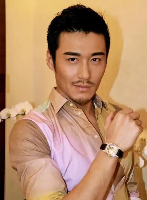 胡东在进入娱乐界成为演员之后,也参与了许多受欢迎的作品,如邓超版的