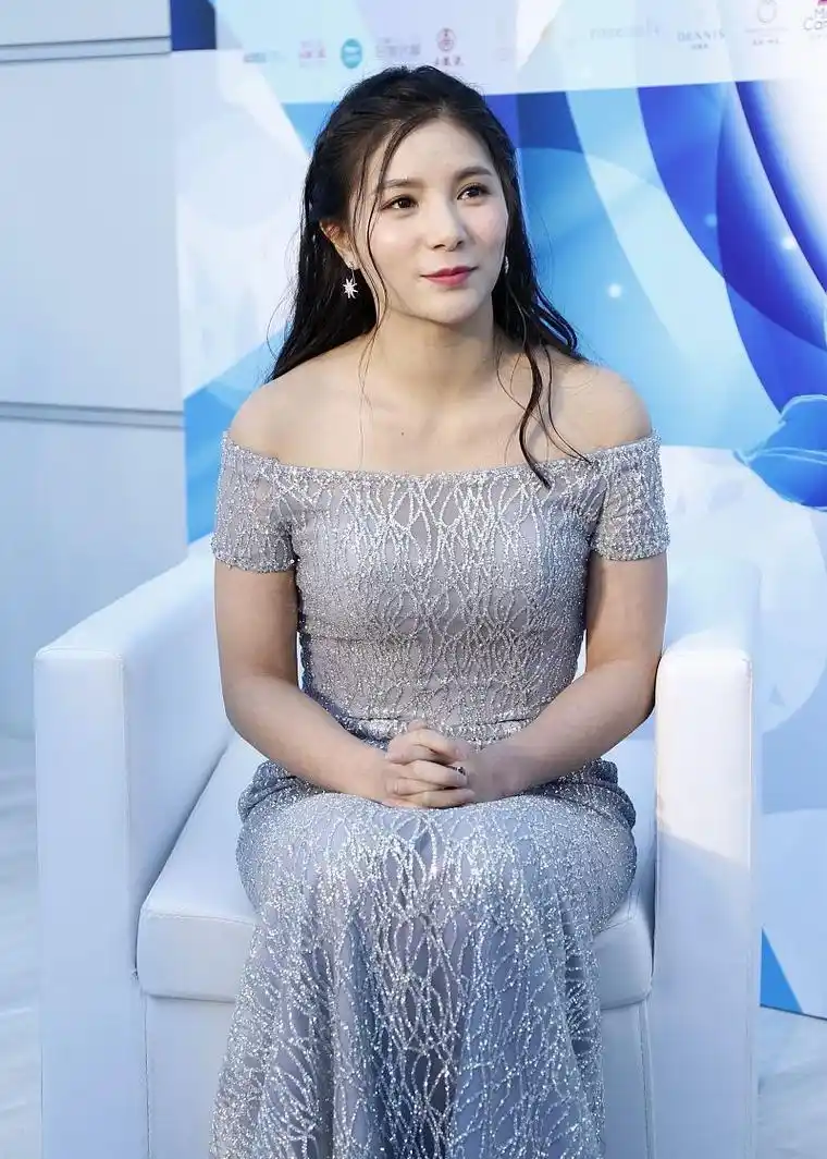 昔日的跳水女神何姿