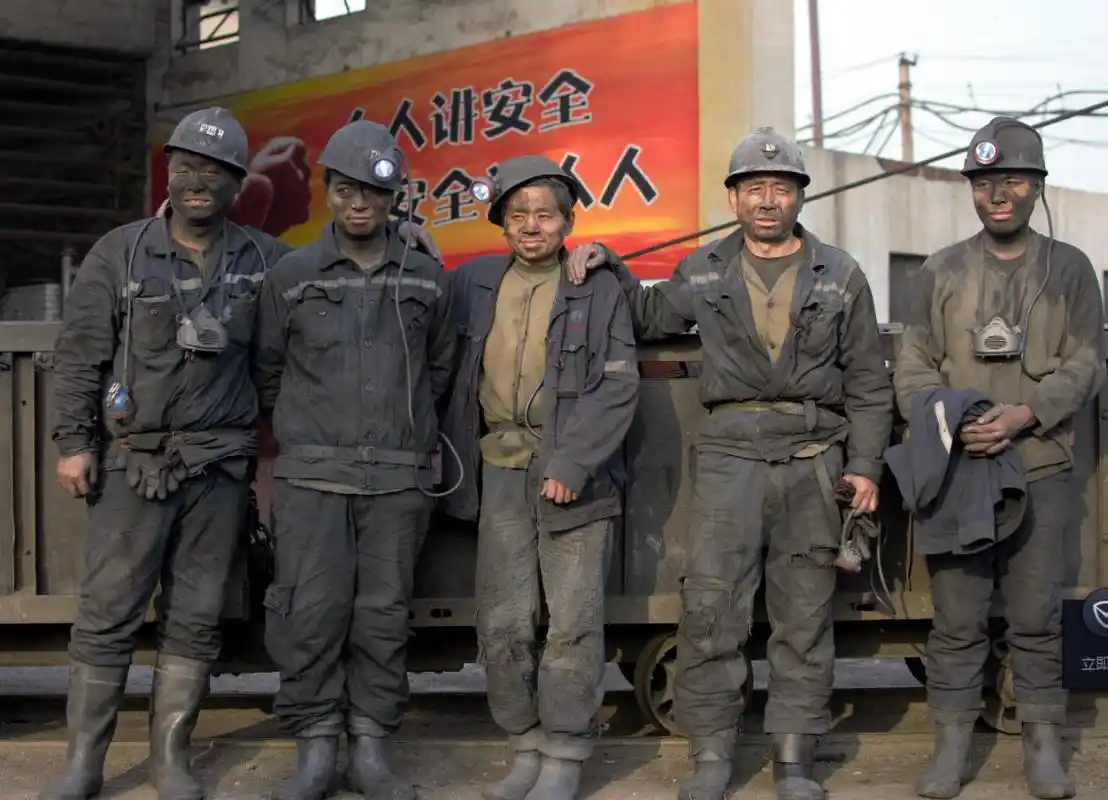 矿工在地下500米挖煤30年肺疼想种地