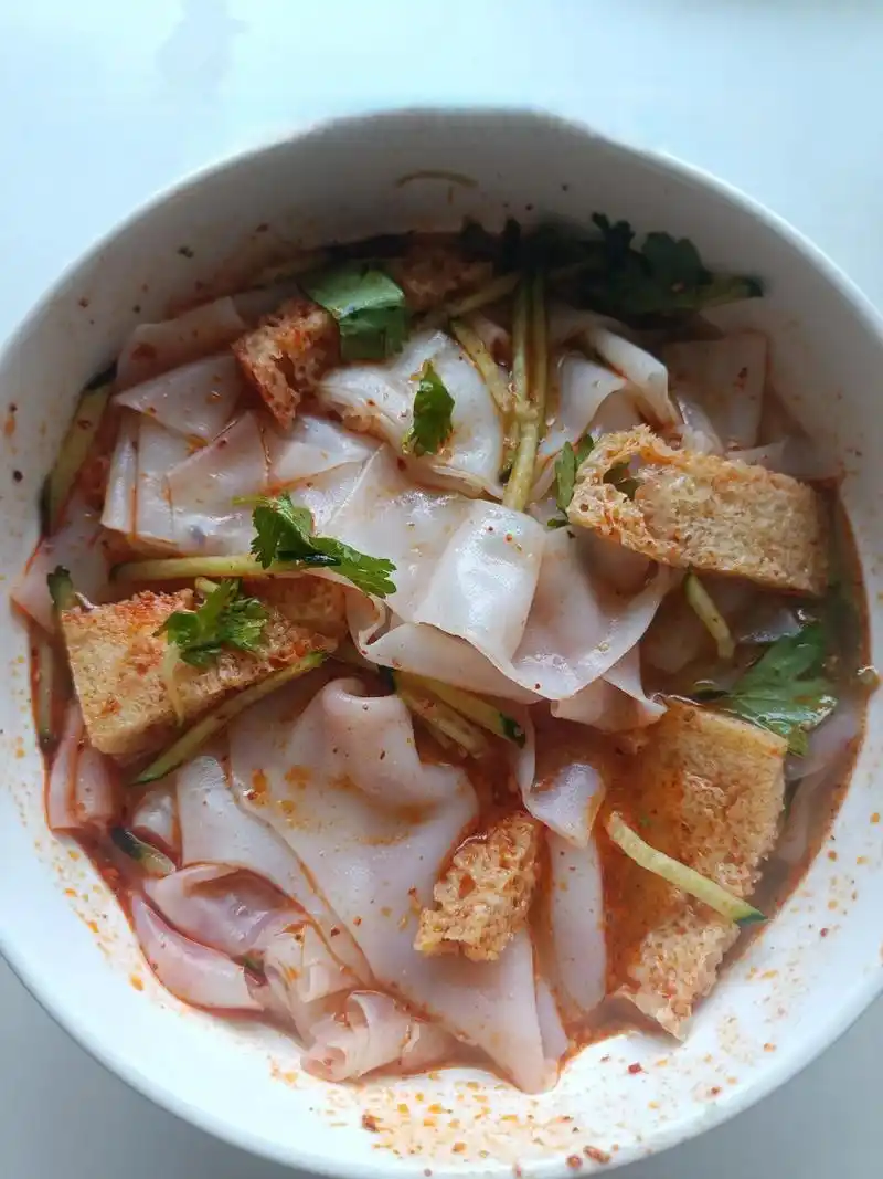 还是喜欢吃这种石河子这薄薄的凉皮,10元一份,可以吃饱.