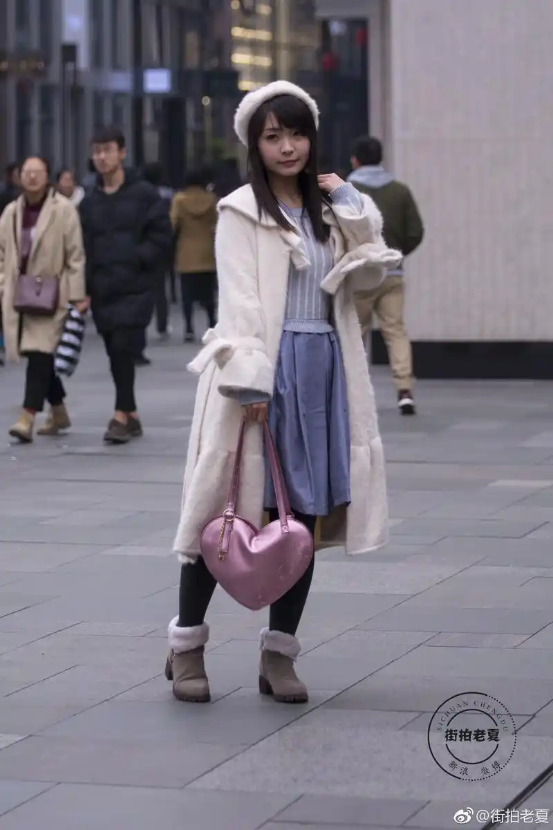 街拍:成都街头的时尚小美女,紧身裤,呢子大衣,身材非常性感啊