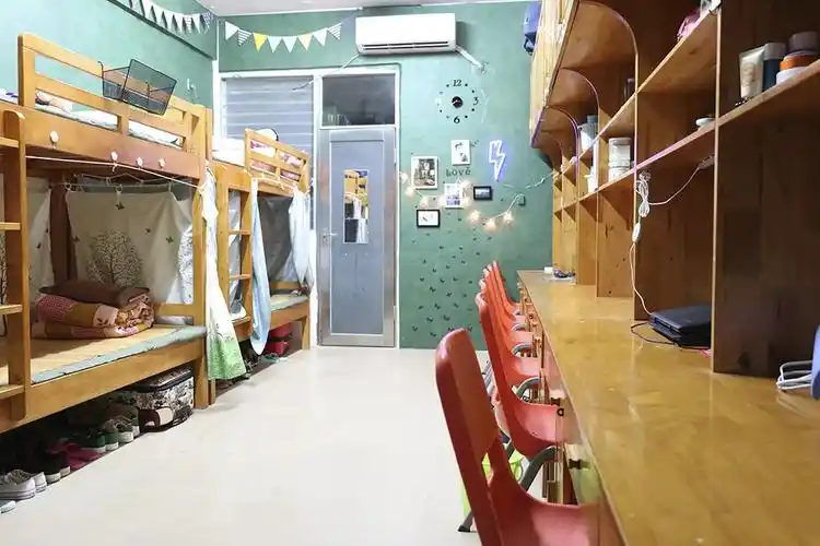 阳台空调,热水器,洗衣机,独立卫生间全校统一标准六人间学校宿舍如何