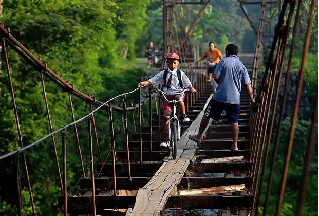 印尼孩童每天过"独木桥"上下学【组图】